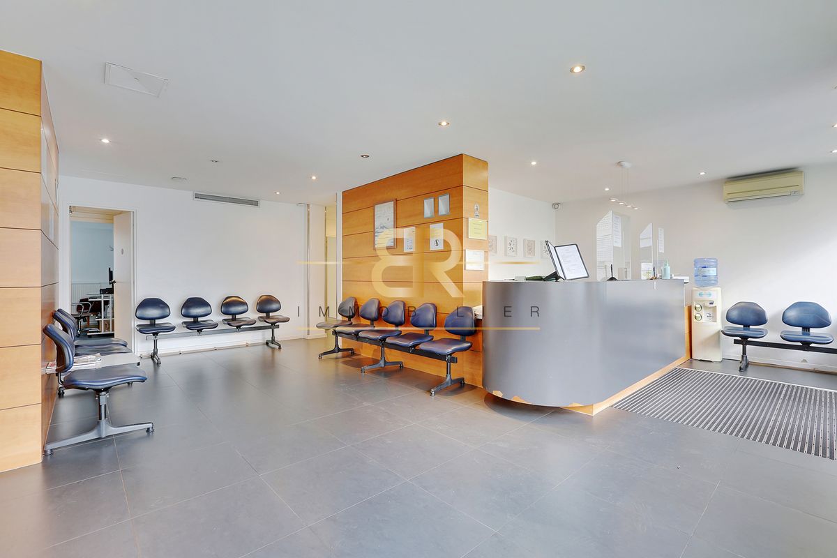 387m² Commercial property in Charenton-le-Pont, France No. 118383