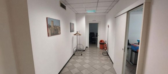 582m² Office in Piacenza, Italy No. 374949 13