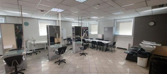 582m² Office in Piacenza, Italy No. 374949 11