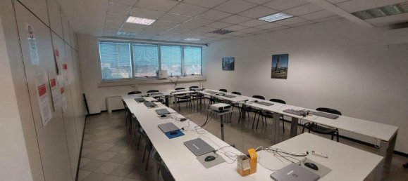 582m² Office in Piacenza, Italy No. 374949 2