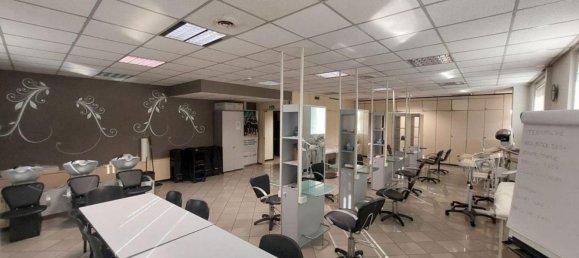 582m² Office in Piacenza, Italy No. 374949 12