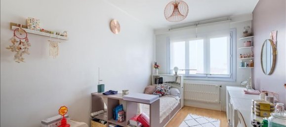 Квартира с 4 спальнями в Вилёрбан, Франция № 287719 4