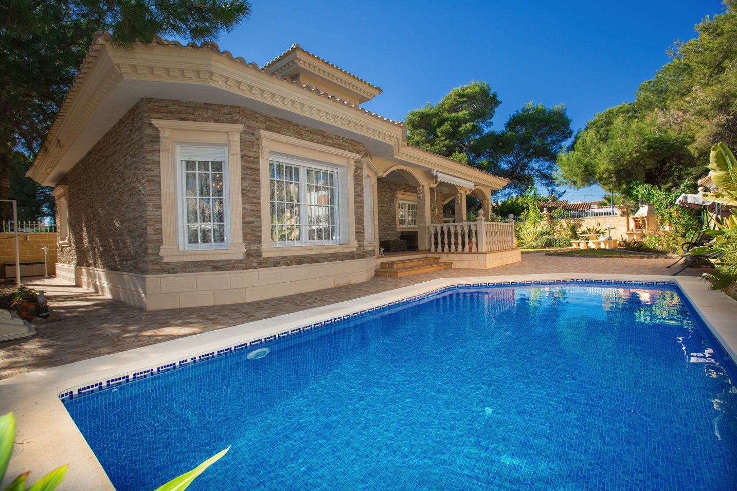 3 bedrooms Villa in Punta Prima, Spain No. 8615