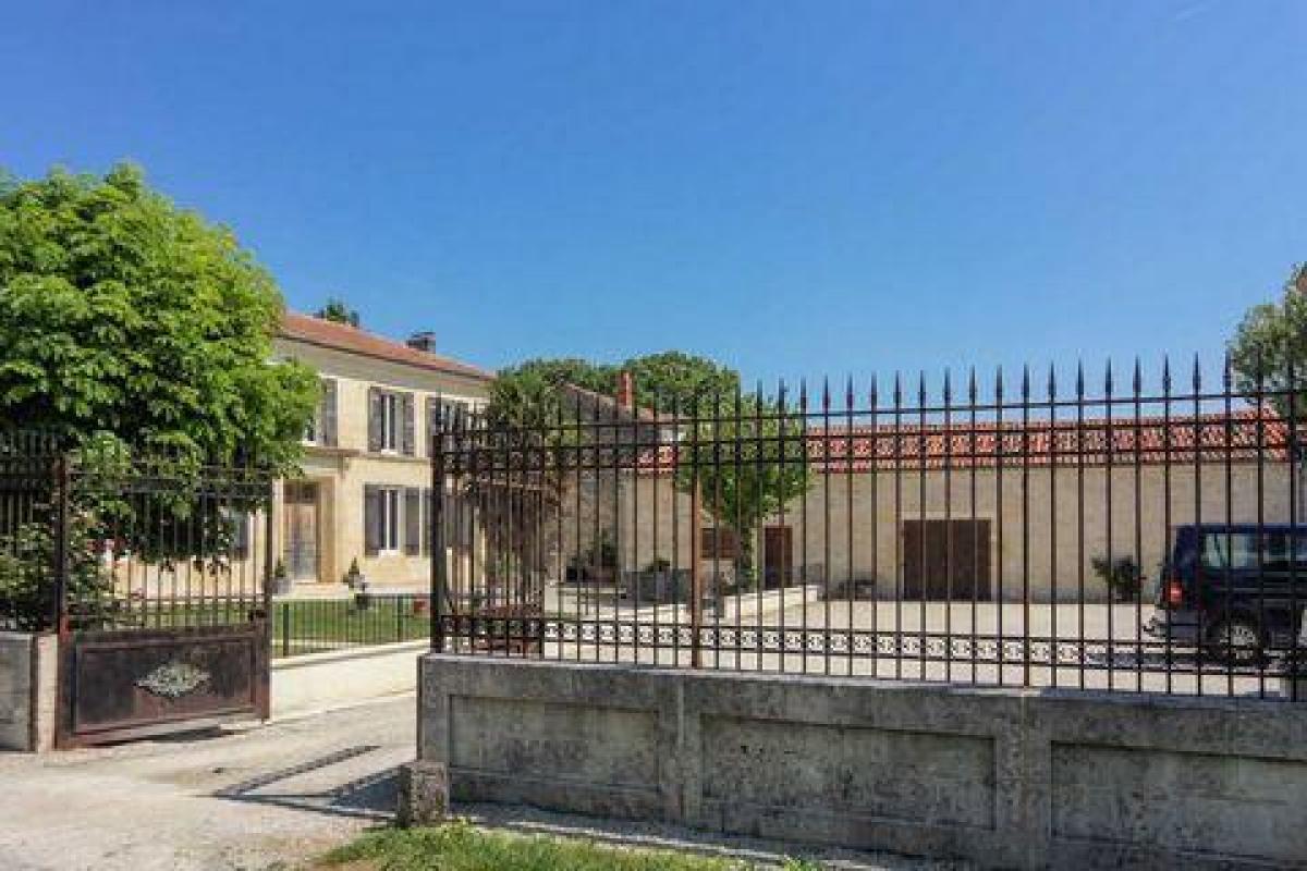 8 bedrooms Shop in Mons, France No. 17176