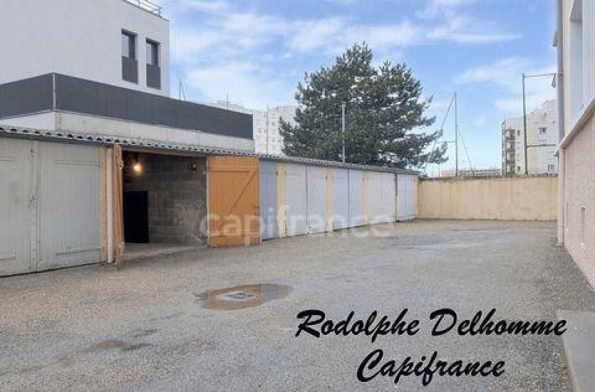  محل تجاري في Lyon, France 12متر مربع رقم 19034