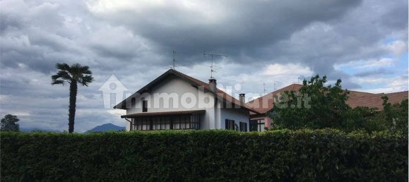 2 bedrooms Villa in Ranco, Italy No. 220317 3