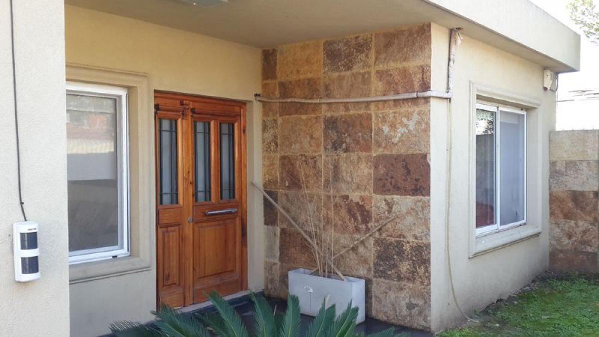 3 bedrooms House in Almirante Brown, Argentina No. 74693