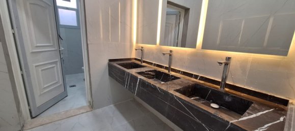 7 bedrooms Villa in Abu Dhabi, UAE No. 15101 17