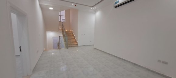 7 bedrooms Villa in Abu Dhabi, UAE No. 15101 3