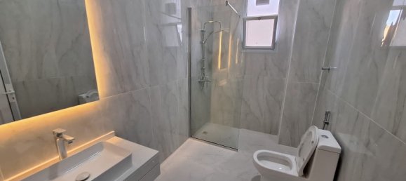 7 bedrooms Villa in Abu Dhabi, UAE No. 15101 11