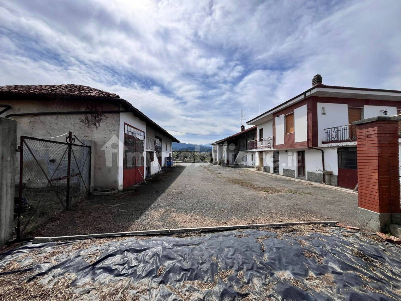 Дом с 4 спальнями в Манта, Италия № 289852