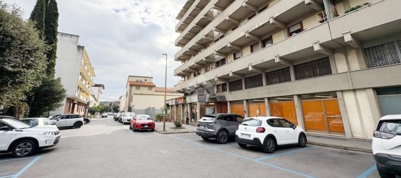 Коммерческая недвижимость 160м² в Прато, Италия № 60205 3