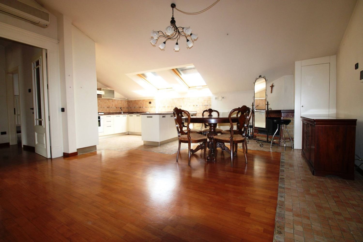 Квартира с 4 спальнями в Чивитанова Марке, Италия № 351502