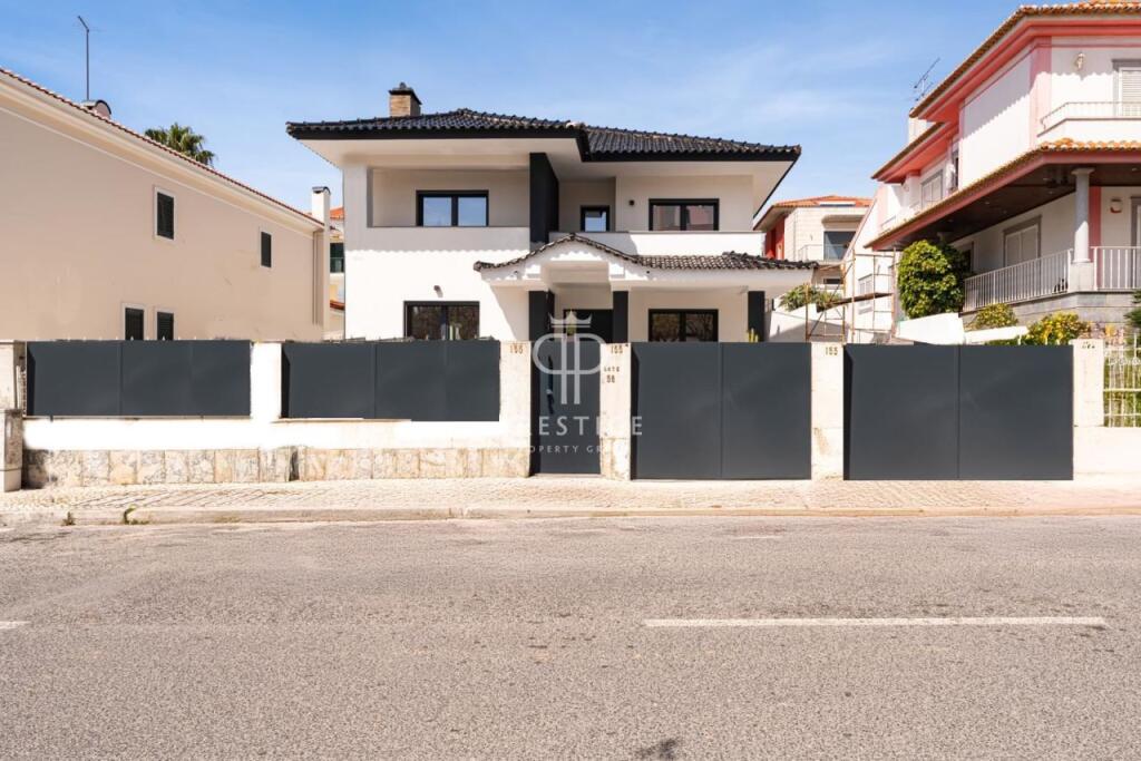 5 bedrooms Villa in Cascais, Portugal No. 326469