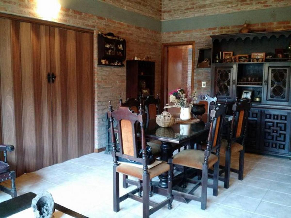 Casa de 3 dormitorios en Morón, Argentina No. 56343