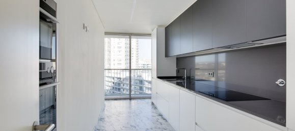 3 bedrooms Apartment in Lisbon, Portugal No. 101973 4