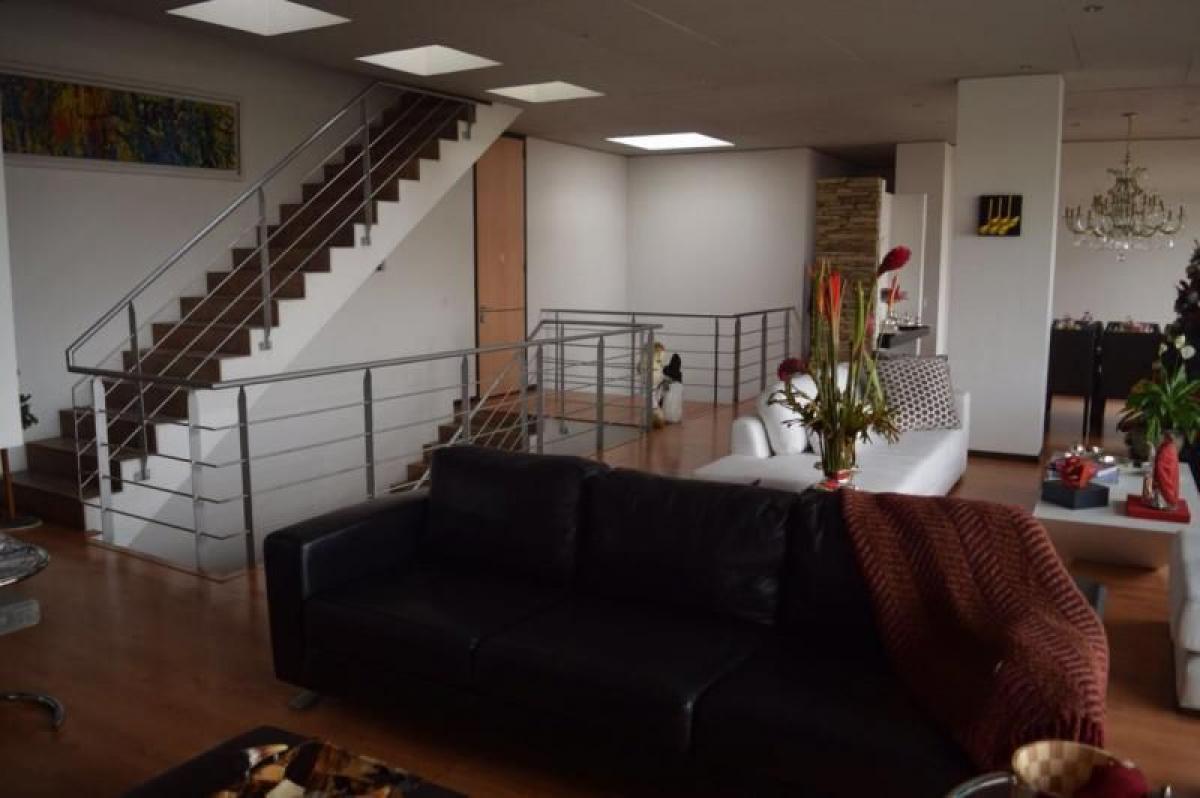 Casa de 4 dormitorios en Bogotá, Colombia No. 12485