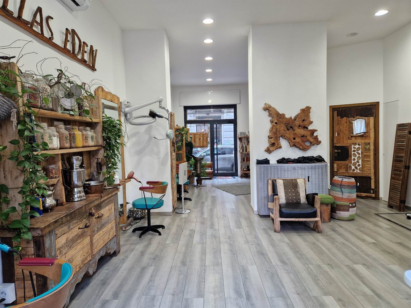 2 rooms Commercial property in Milan, Italy No. 240934