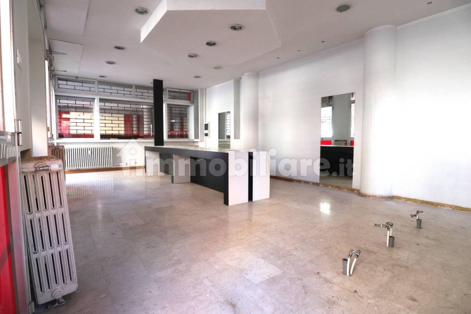 2 rooms Commercial property in Bologna, Italy No. 194839