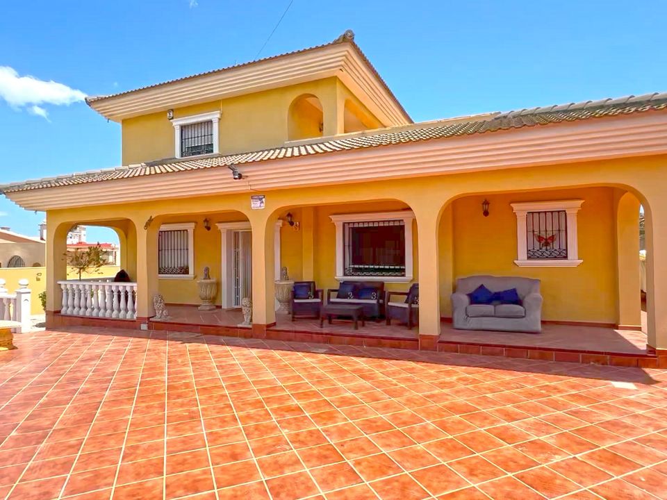 6 bedrooms House in Torrevieja, Spain No. 222223