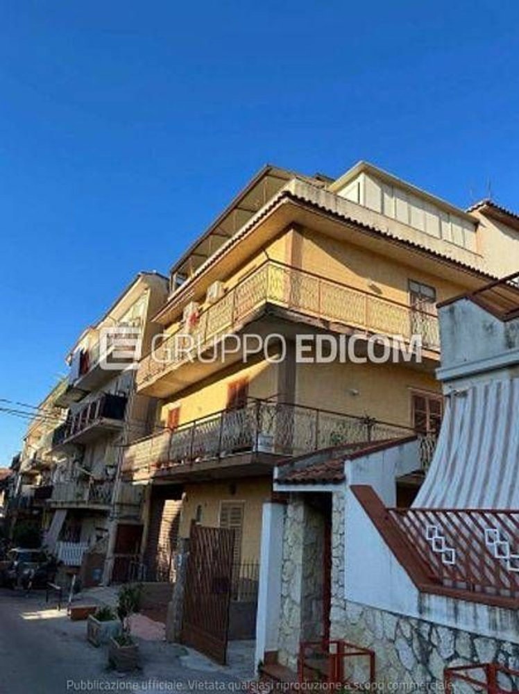 5 rooms Apartment in Palermo, Italy No. 208130