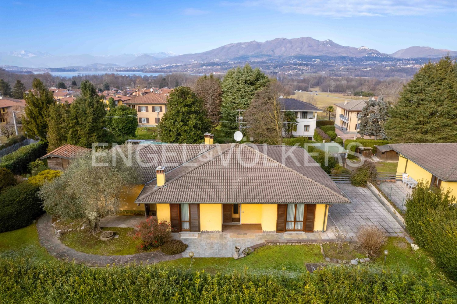 3 bedrooms Villa in Azzate, Italy No. 103446