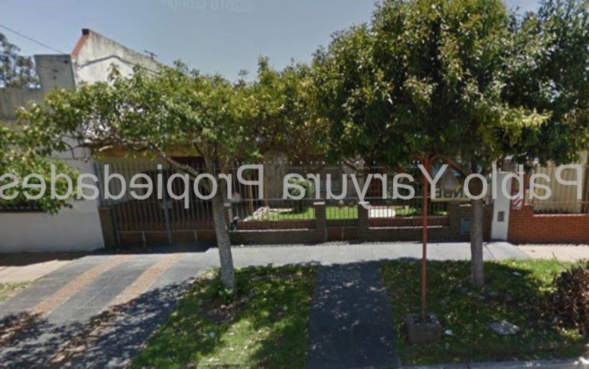 2 bedrooms House in Tres de Febrero, Argentina No. 19393