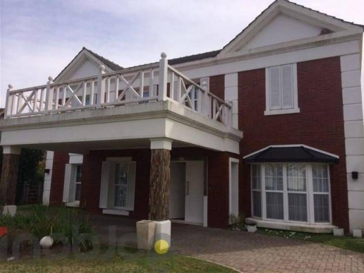 4 bedrooms House in Berazategui, Argentina No. 80085
