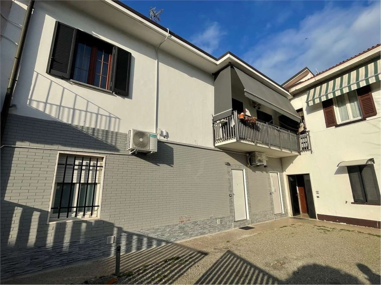 3 rooms Apartment in Giussano, Italy No. 122912