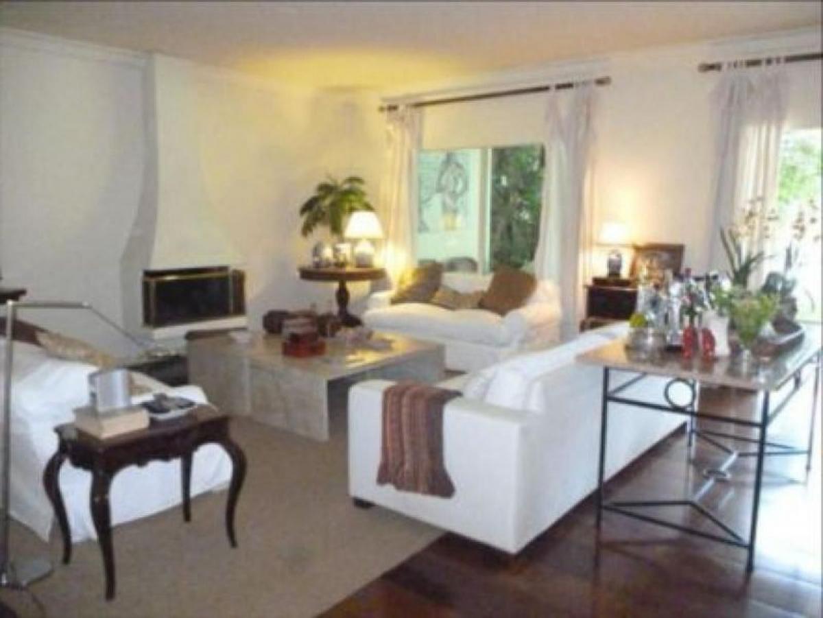 Casa de 4 dormitorios en Sao Paulo, Brazil No. 489772