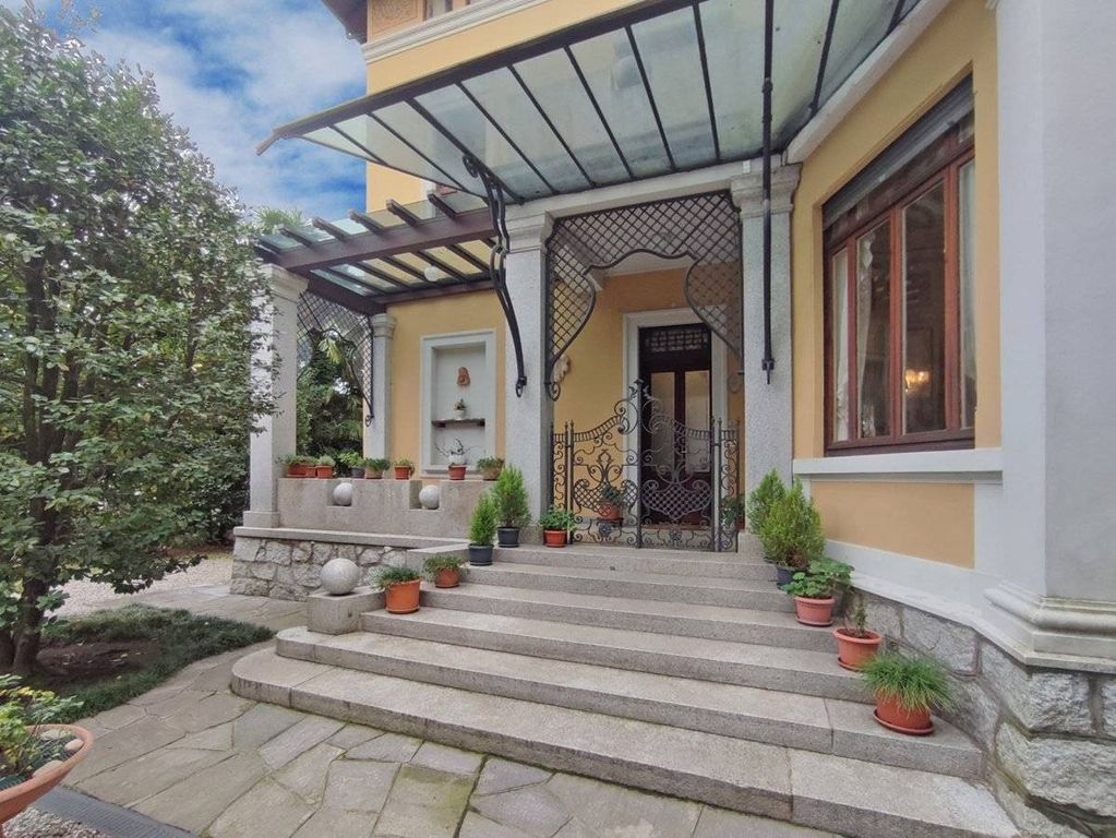 Вилла с 5 спальнями в Леза, Италия № 313174