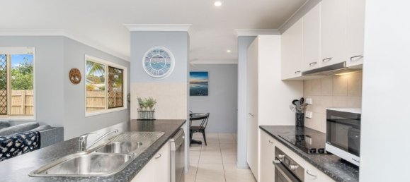 4 bedrooms House in Tinana, Australia No. 311 3