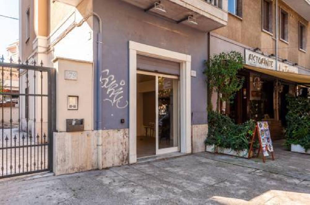 2 bedrooms Commercial property in Rome, Italy No. 236863