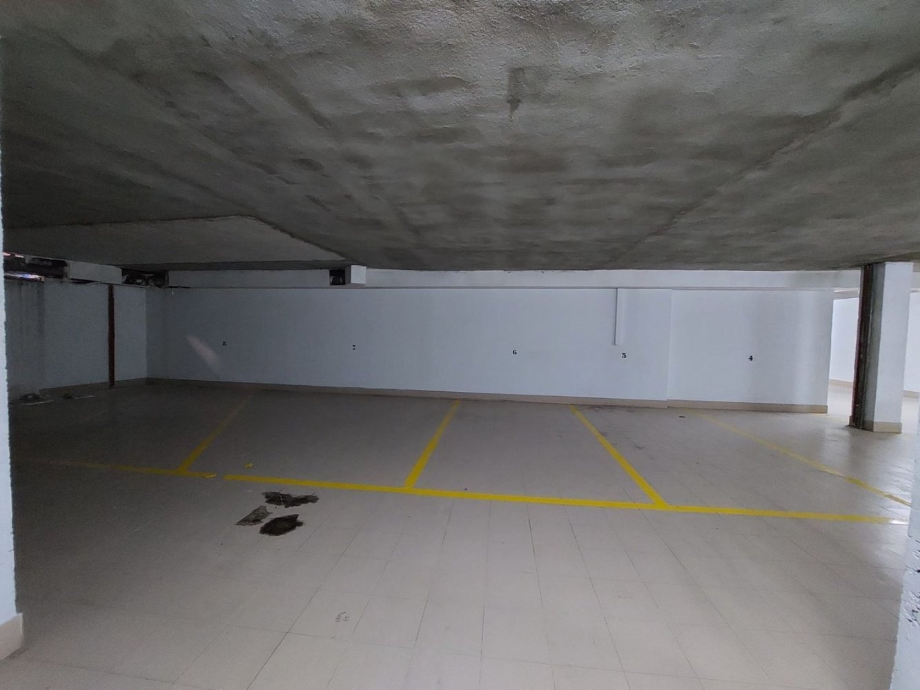 Garage in Leon, Spain 352m², Nr. 80067