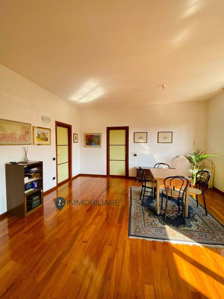 Apartamento de 4 habitaciónes en La Spezia, Italy No. 36392