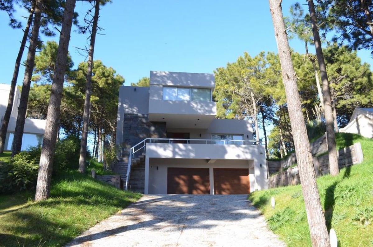 4 bedrooms House in Mar del Plata, Argentina No. 98129