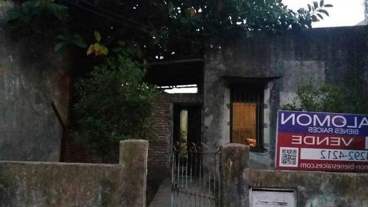 Casa de 2 dormitorios en Lomas de Zamora, Argentina No. 88317