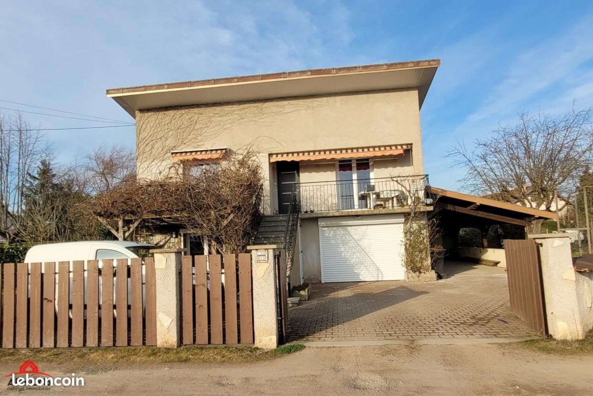 Casa de 3 dormitorios en Loire, France No. 341177