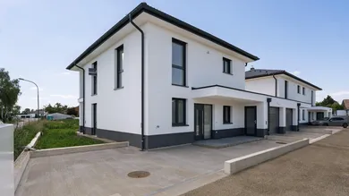 Таунхаус с 5 комнатами в Вайкендорф, Австрия № 128970