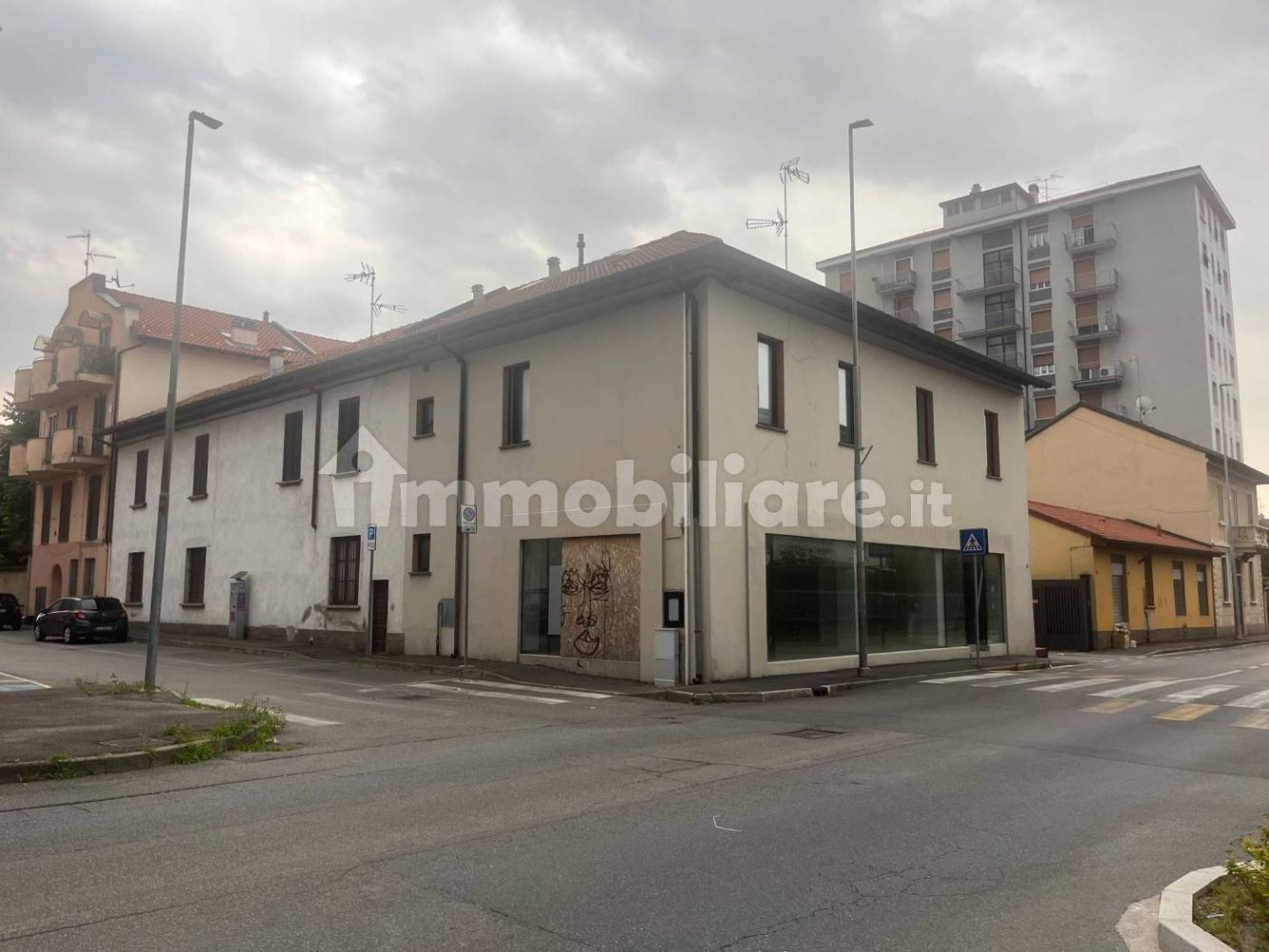 Gewerbliche Immobilie in Desio, Italy 208m², Nr. 302183