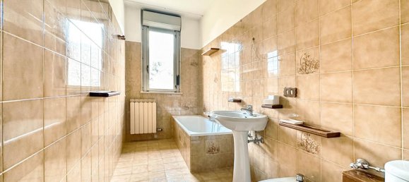 3-salle Appartement à Borgosesia, Italy No. 234380 11