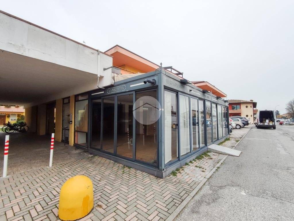 3-salle Propriété commerciale à Guidizzolo, Italy No. 137179