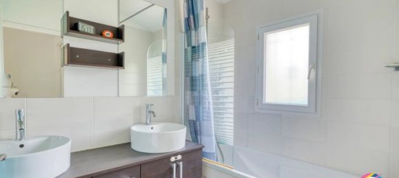 Casa de 3 dormitorios en Sainte-Euphemie, France No. 313532 12