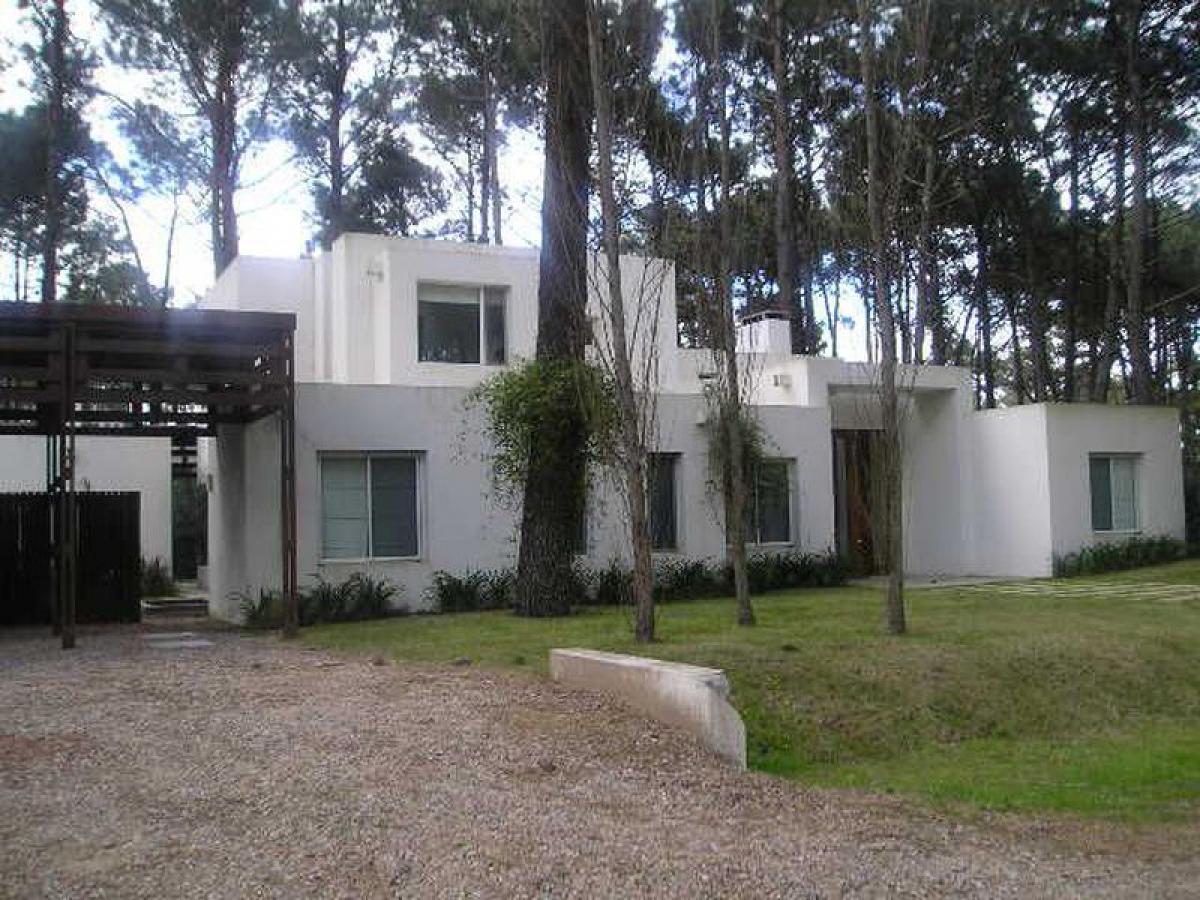 3 bedrooms House in Maldonado, Uruguay No. 12406