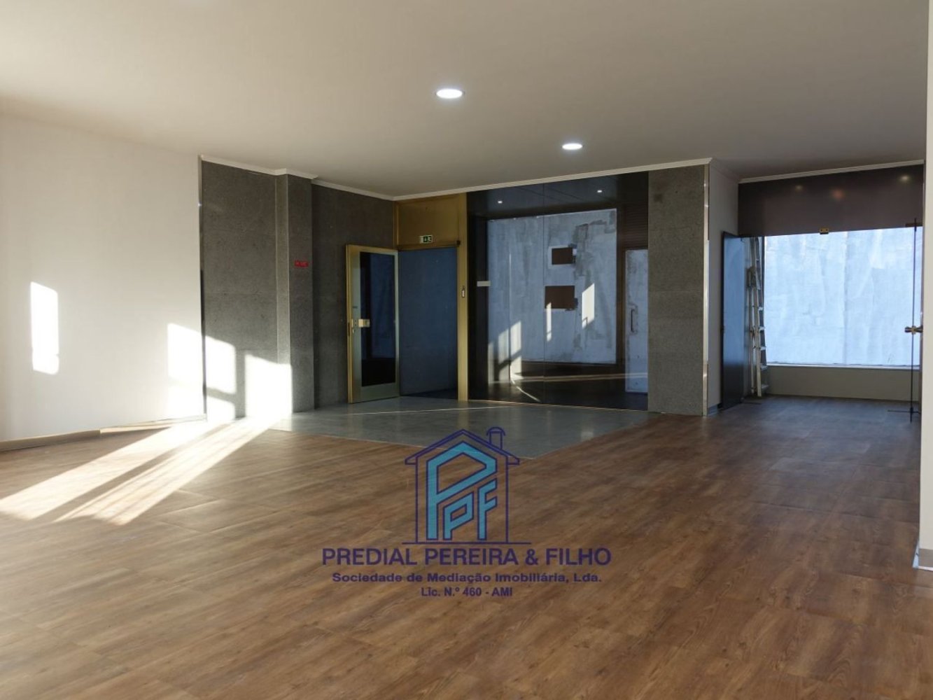 Propriété commerciale à Rio Tinto, Portugal 72m² No. 74105