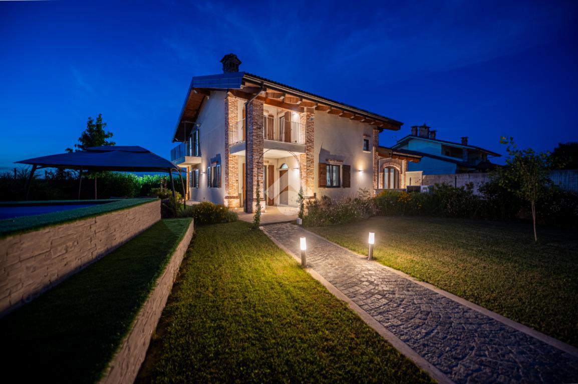 9-salle Villa à Busca, Italy No. 17973