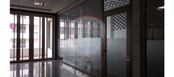 Propriété commerciale à Viseu, Portugal 81m² No. 44666 2