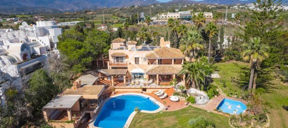 8 bedrooms Villa in Estepona, Spain No. 24217 2