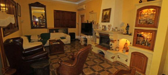 4 bedrooms Villa in Attard, Malta No. 3882 11