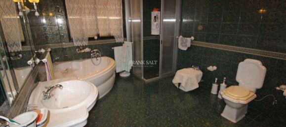 4 bedrooms Villa in Attard, Malta No. 3882 18